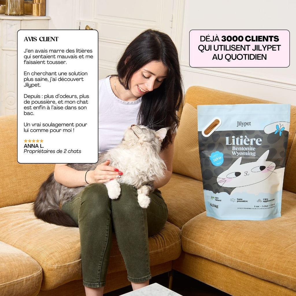Cliente tenant son chat à côté d’un sac de litière Jilypet naturelle et propre.